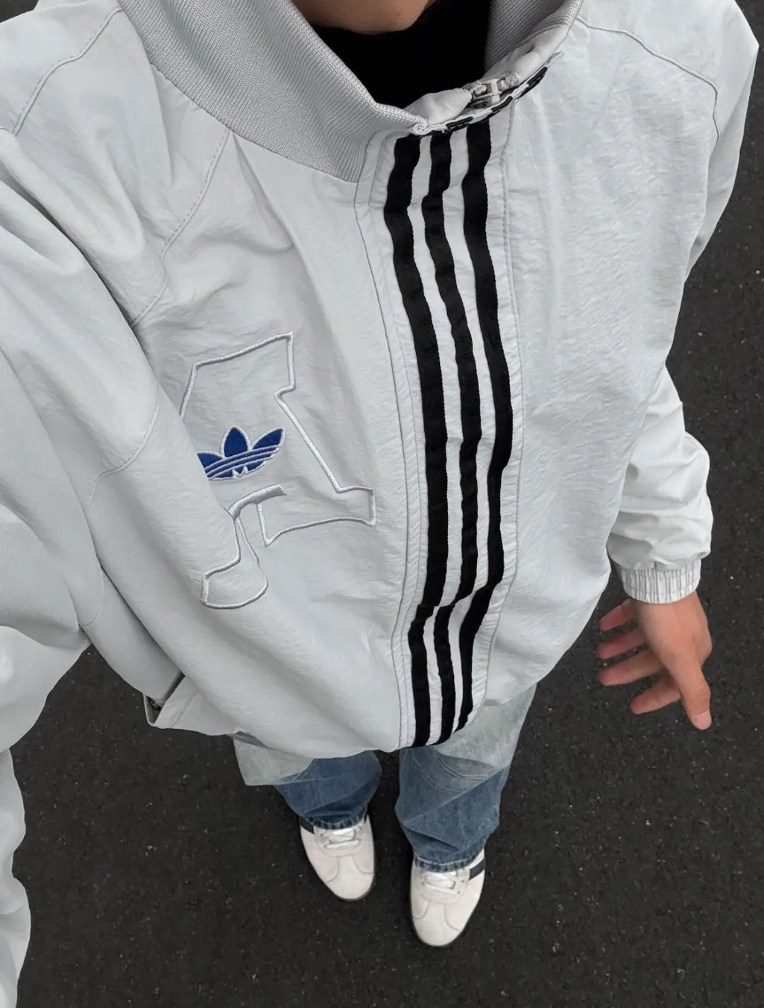 No watermark upper body renderings📝𝟭𝟬𝟴𝟲𝟯#Exclusive real shot/difference between various stolen pictures and online version on the market [𝗔𝗱𝗶𝗱𝗮𝘀Adidas Clover Stand Collar Jacket] Same Style Couple Men's and Women's Jacket! Windbreaker, loose-fit jacket, youth coat, loose-fit college style, easy to control) ✅Adidas/Adidas clover men's jacket, women's coat, loose-fit jacket, spring and summer three-stripe stand-up collar men's and women's Same Style couple's jacket, sales have been leading! ! Ningbo Shenzhou provides fabrics, one-to-one customization! ✅Adidas Classic three-stripe splicing design is used on both sides of the chest. The main Adidas Classic logo is printed on the chest. The fabric is made of micro-nano anti-UV fabric, which is light, comfortable, Breathable and easy to carry. The interior is lined with mesh cotton and the texture is very good. In fact, it can be worn in all three seasons: spring, summer and autumn! ! And don’t worry about the quality, this batch of goods is obtained through special channels, exclusively for the official website! ! Recommend with confidence, sell with confidence! A product with basically zero after-sales service! ! ❤️ins/ / Hot Sale sun protection clothing, oversize, unisex style, loose Versatile, can be worn by boys and girls, better paired with couple outfits, super Versatile, in the hot summer, paired with such a skin clothing, the upper body is comfortable and cool, while maintaining comfort and fashion sense. ✅Complete three standards! Perfect Quality! Size: 𝗦-𝗫𝗫𝗟 (loose fit) Color: Gray